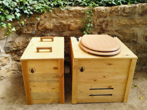 Toilettes sèches en bois de récupération avec bacs à copeaux